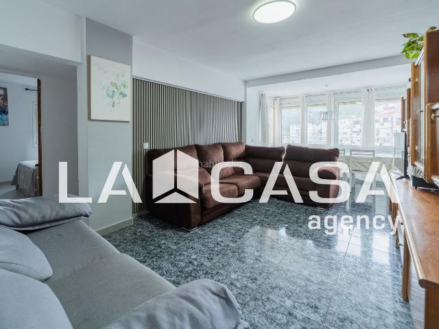 Piso en venta en Barcelona, Ciutat Meridiana. Piso de 3 dormitorios, totalmente exterior y en 8.ª planta real en Ciutat Meridiana. Pisos.