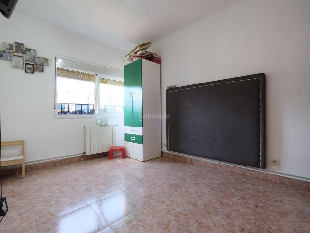 Piso en venta en Barcelona, Ciutat Meridiana. Piso de 74 m con 3 dormitorios y ascensor en Costabona, Barcelona. Pisos.