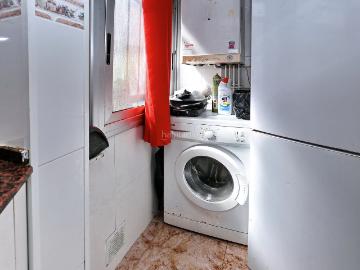 Piso en venta en Barcelona, Ciutat Meridiana. Piso exterior al lado metro Ciutat Meridiana. Pisos.