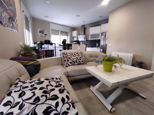 Piso en venta en Barcelona, Congrés Indians. Dormitorio con bañera. Pisos.