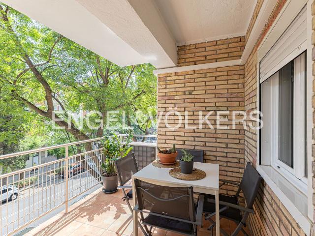 Piso en venta en Barcelona, Congrés Indians. Excepcional propiedad con terraza y reforma integral, lista para entrar a vivir. Pisos.