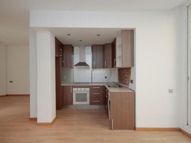 Piso en venta en Barcelona, Congrés Indians. Luminoso piso en venta. Pisos.