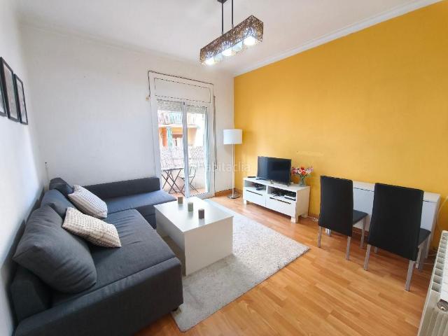 Piso en venta en Barcelona, Congrés Indians. Piso 85m, 3 dormitorios, salón con salida a balcón, cocina con galería y terrado solarium comunitario. Pisos.