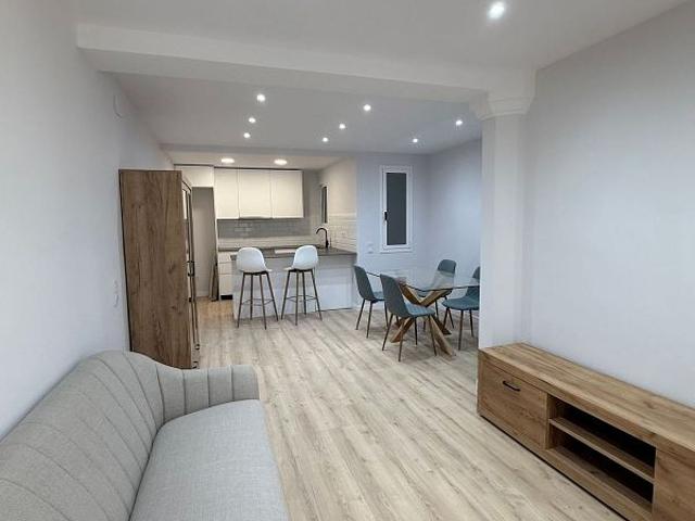 Piso en venta en calle De Viladomat, Barcelona, de 45 m² 1 habitación por 295.000