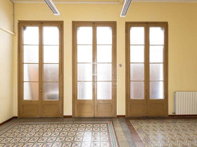 Piso en venta en Barcelona, Dreta de l´Eixample. Piso de 5 dormitorios a reformar en venta, se encuentra en una ubicación insuperable entre Plaza Universitat y Plaza Catalunya, e. Pisos.