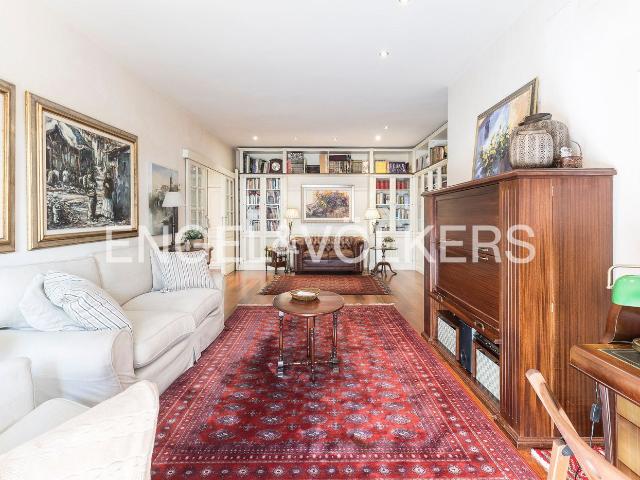 Piso en venta en Barcelona, El Camp d´en Grassot i Gràcia Nova. Magnífico piso familiar en Gràcia con terraza y 4 habs exteriores. Pisos.