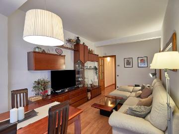 Piso en venta en Barcelona, El Camp d´en Grassot i Gràcia Nova. Descubre esta luminosa vivienda situada en la calle Bailen, junto al Passeig de Sant Joan, en pleno corazón de la Dreta de lEixam. Pisos.