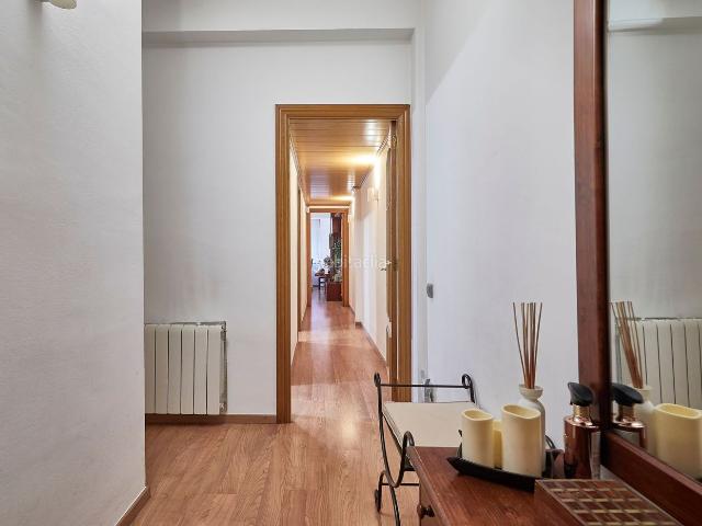 Piso en venta en Barcelona, El Camp d´en Grassot i Gràcia Nova. Descubre esta luminosa vivienda situada en la calle Bailen, junto al Passeig de Sant Joan, en pleno corazón de la Dreta de lEixam. Pisos.