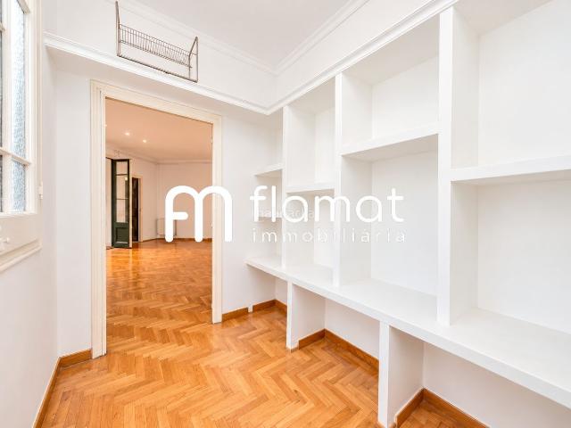 Piso en venta en Barcelona, El Camp d´en Grassot i Gràcia Nova. Elegante Piso en el Corazón de Barcelona Tu Nuevo Hogar Espera por Ti. Pisos.