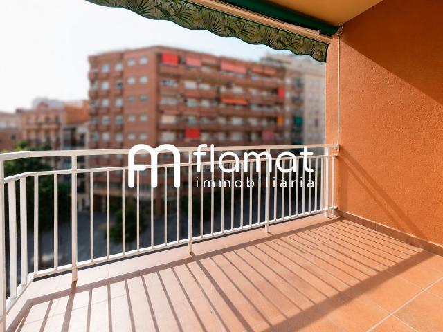 Piso en venta en Barcelona, El Camp d´en Grassot i Gràcia Nova. Tu refugio en el corazón de Barcelona encantador piso en Carrer de Pi i Margall. Pisos.