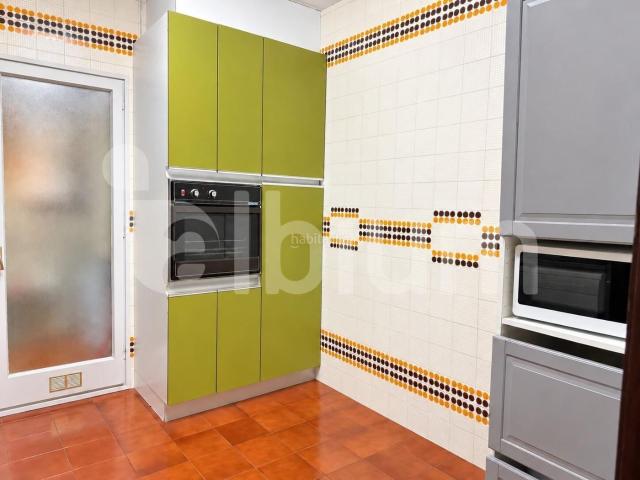 Piso en venta en Barcelona, El Camp de l´Arpa del Clot. Amplio piso de 4 habitaciones con terraza, parking y trastero. Pisos.