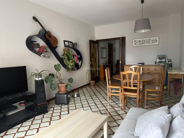 Piso en venta en Barcelona, El Camp de l´Arpa del Clot. Amplio piso de 125 m con parking, trastero y dos balcones. Pisos.