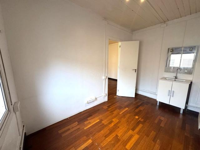 Piso en venta en Barcelona, El Camp de l´Arpa del Clot. Amplio piso luminoso con ascensor en Camp de lArpa. Pisos.