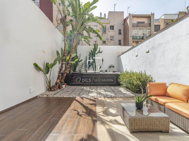 Piso en venta en Barcelona, El Camp de l´Arpa del Clot. Exclusiva vivienda con espectacular terraza privada, jacuzzi y techos de 3,25 metros de altura en una finca rehabilitada. Pisos.