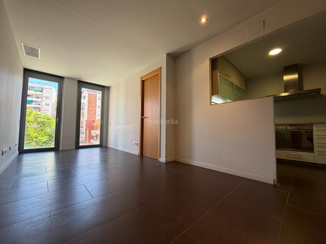 Piso en venta en Barcelona, El Camp de l´Arpa del Clot. FINCA DEL 2006 PISO EXTERIOR. Pisos.