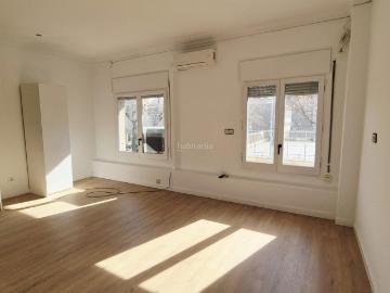 Piso en venta en Barcelona, El Camp de l´Arpa del Clot. Luminoso piso en venta. Pisos.