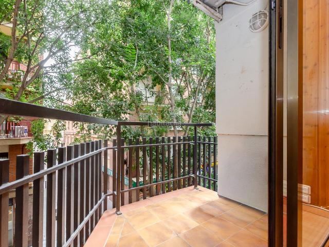 Piso en venta en Barcelona, El Camp de l´Arpa del Clot. Piso de tres habitaciones en Carrer Rogent. Pisos.