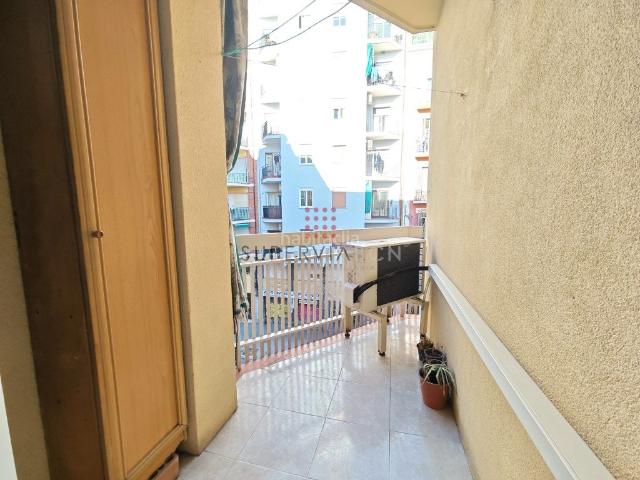 Piso en venta en Barcelona, El Camp de l´Arpa del Clot. Piso de 3 habitaciones en Camp de lArpa, Barcelona. Pisos.