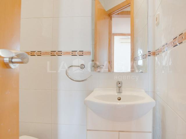 Piso en venta en Barcelona, El Camp de l´Arpa del Clot. Piso de 50 m con 2 dormitorios y ascensor en Dos de Maig. Pisos.