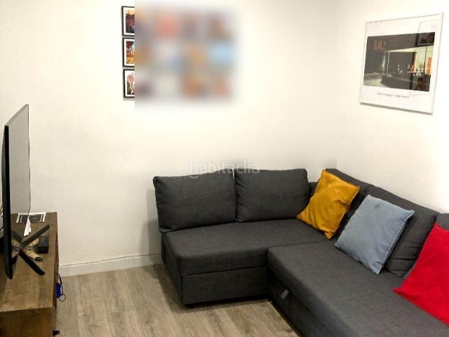 Piso en venta en Barcelona, El Camp de l´Arpa del Clot. Se vende acogedor piso reformado en una silenciosa calle peatonal, sin tráfico, y con ambiente de pueblo en plena Barcelona. Pisos.