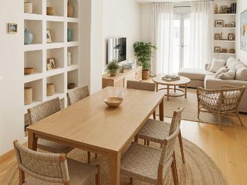 Piso en venta en Barcelona, El Coll. Espacio, terraza y confort en finca moderna con garaje opcional. Pisos.