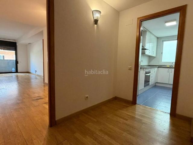 Piso en venta en Barcelona, El Coll. Piso de 3 habitaciones con parking y trastero en finca moderna 2001 amplio y luminoso. Pisos.