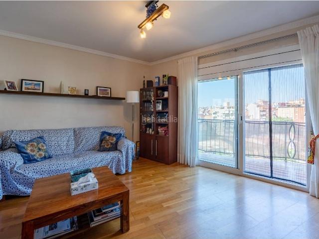 Piso en venta en Barcelona, El Clot. Piso alto, amplio y luminoso con buenas vistas en Avenida Meridiana. Pisos.
