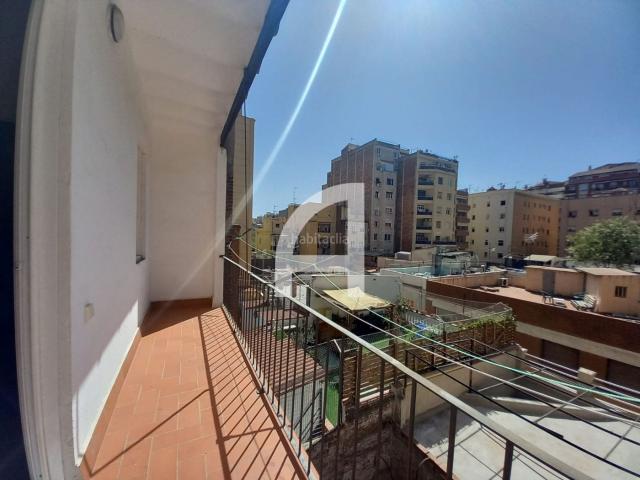 Piso en venta en Barcelona, El Clot. PISO SITUADO EN ZONA DE SANT MARTI EN FINCA SIN ASCENSOR. Pisos.