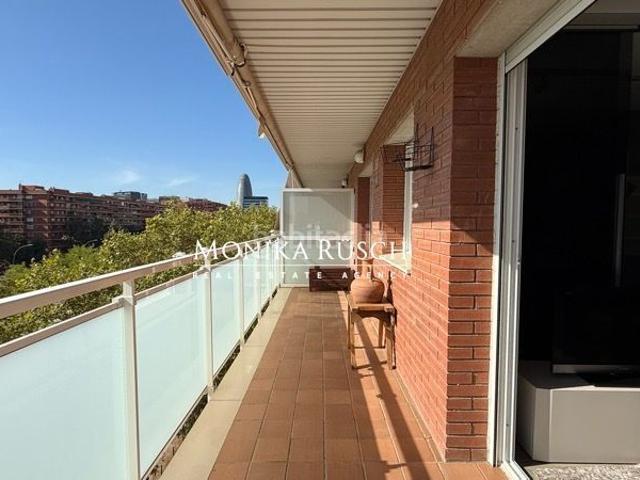 Piso en venta en Barcelona, Sant Martí de Provençals. Piso reformado de 3 habitaciones, terraza, parking y trastero cerca de Rambla del Poblenou. Pisos.