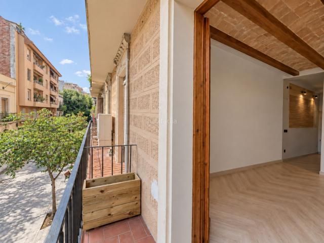 Piso en venta en Barcelona, El Poble Sec Parc de Montjuïc. Vivienda reformada de diseño, 3 habitaciones, 2 baños, balcón y ascensor en finca con encanto modernista. Pisos.