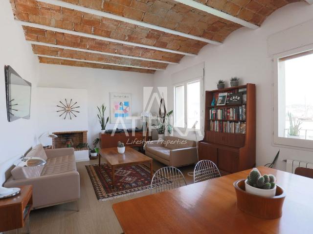 Piso en venta en Barcelona, El Poble Sec Parc de Montjuïc. Ático a la venta reformado con acabados de diseño y chimenea junto al Teatre Grec. Pisos.