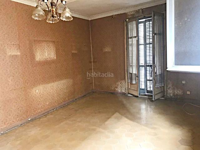 Piso en venta en Barcelona, El Poble Sec Parc de Montjuïc. Luminoso Apartamento a Reformar en el Corazón del Casco Antiguo de Barcelona. Pisos.