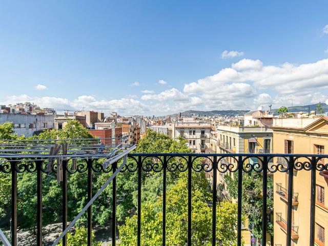 Piso en venta en Barcelona, El Poble Sec Parc de Montjuïc. Piso en venta en el Poblesec con 3 habitaciones y balcón, reformado, Barcelona. Pisos.