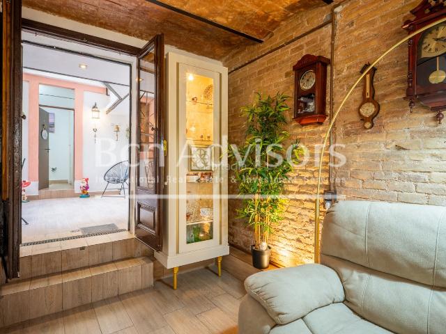 Piso en venta en Barcelona, El Poble Sec Parc de Montjuïc. Singular dúplex reformado con terrazas y elementos originales. Pisos.