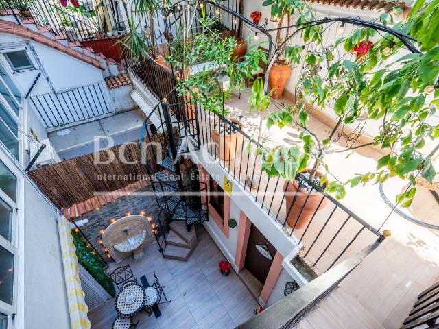 Piso en venta en Barcelona, El Poble Sec Parc de Montjuïc. Singular dúplex reformado con terrazas y elementos originales. Pisos.