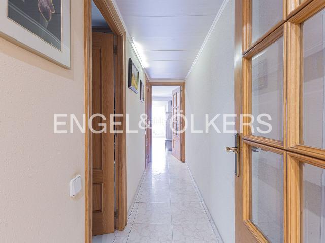 Piso en venta en Barcelona, Font de la Guatlla. Exclusiva vivienda amueblada lista para entrar a vivir junto a Montjuïc. Pisos.