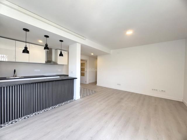 Piso en venta en Barcelona, Font de la Guatlla. PISO COMPLETAMENTE REFORMADO, CON VISTA AL MONTJUIC. Pisos.