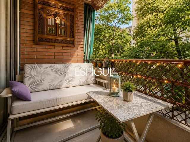 Piso en venta en Barcelona, Font de la Guatlla. Piso con terraza y parking junto a Plaza España. Pisos.