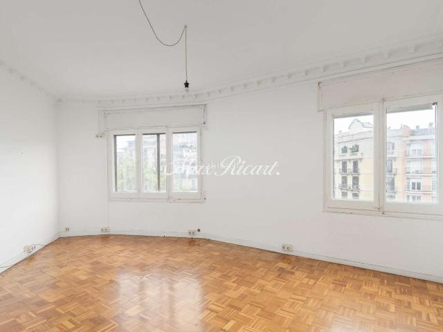 Piso en venta en Barcelona, Fort Pienc. Piso a Reformar en Passeig de Sant Joan 130m2. Pisos.