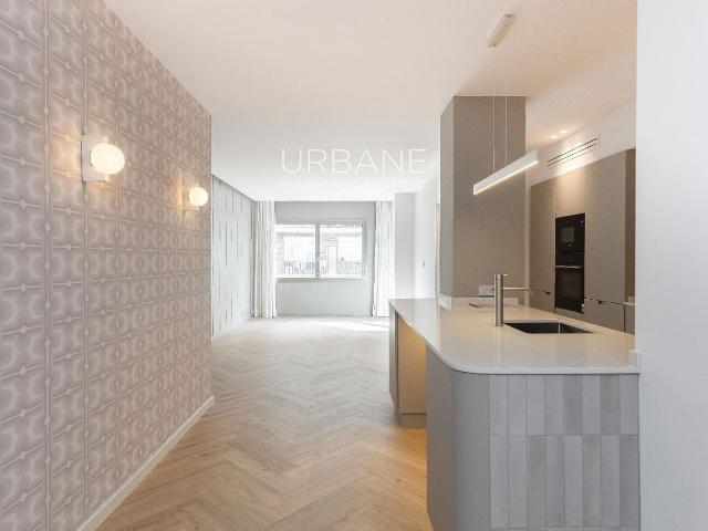 Piso en venta en Barcelona, Fort Pienc. Piso Reformado en Fort PiencConfort Moderno y Plaza de Parking Opcional. Pisos.