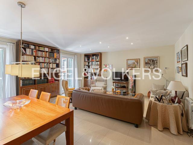Piso en venta en Barcelona, Gòtic. 150 m de amplitud y luz natural en finca clásica de 1969. Pisos.