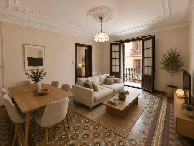 Piso en venta en Barcelona, Gòtic. Vivienda totalmente exterior y rodeado de 7 balcones. Pisos.