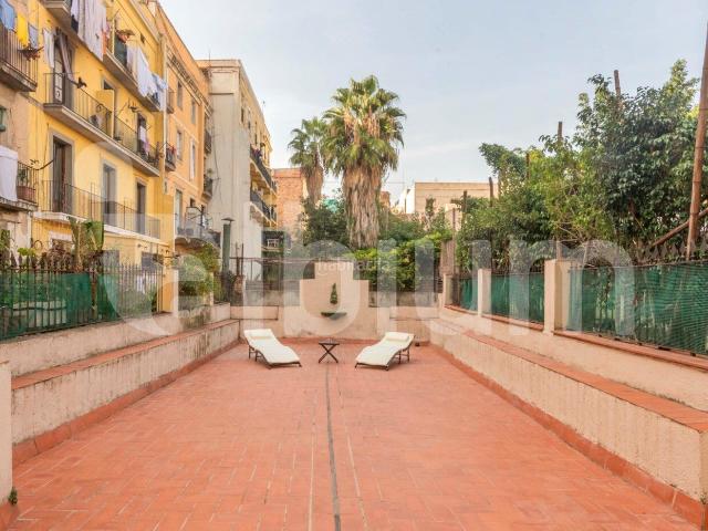 Piso en venta en Barcelona, Gòtic. Vivienda con amplia terraza Plaza Medinaceli Barcelona. Pisos.