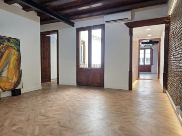 Piso en venta en Barcelona, Gòtic. Vivienda exclusiva reformada a estrenar con 3 suites, balcón soleado y zona comunitaria en Portaferrissa. Pisos.