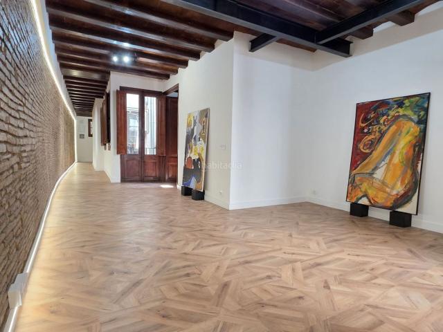 Piso en venta en Barcelona, Gòtic. Vivienda exclusiva reformada a estrenar con 3 suites, balcón soleado y zona comunitaria en Portaferrissa. Pisos.