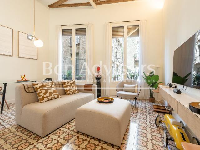 Piso en venta en Barcelona, Gòtic. Acogedor piso reformado con terraza y elementos originales en el Barrio Gótico. Pisos.
