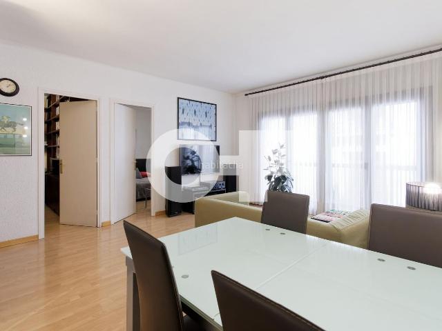 Piso en venta en Barcelona, Gòtic. AMPLIO PISO DE 111 M2 4 HAB. 2 BAÑOS ASCENSOR AA Y CALEFACCIÓN ARMARIOS EMPOTRADOS GALERÍA INTERIOR ITE PASADA FINCA 1976. Pisos.