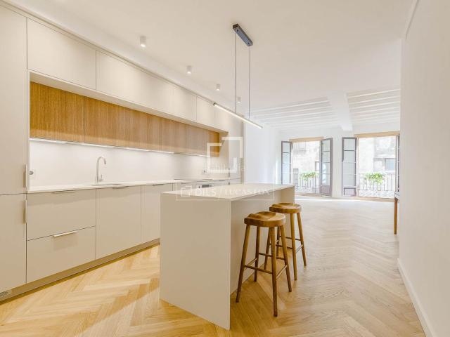 Piso en venta en Barcelona, Gòtic. Apartamento de lujo recién reformado de 3 dormitorios y 2 baños en venta en el Barrio Gótico de Barcelona. Pisos.
