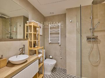 Piso en venta en Barcelona, Gòtic. Elegante apartamento de 2 dormitorios en el corazón del histórico Barrio Gótico de Barcelona. Pisos.