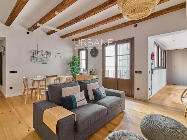 Piso en venta en Barcelona, Gòtic. Elegante apartamento de 2 dormitorios en el corazón del histórico Barrio Gótico de Barcelona. Pisos.